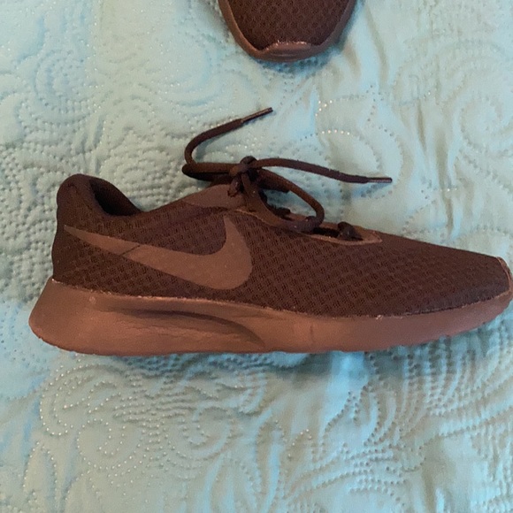 Nikes - Picture 2 of 3